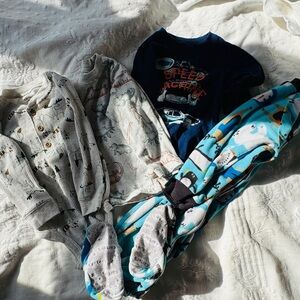 LOT Boys Clothing Bundle 18 Mo EUC 4PC Long Sleeve Bodysuit, 2 Shirts, Sleeper